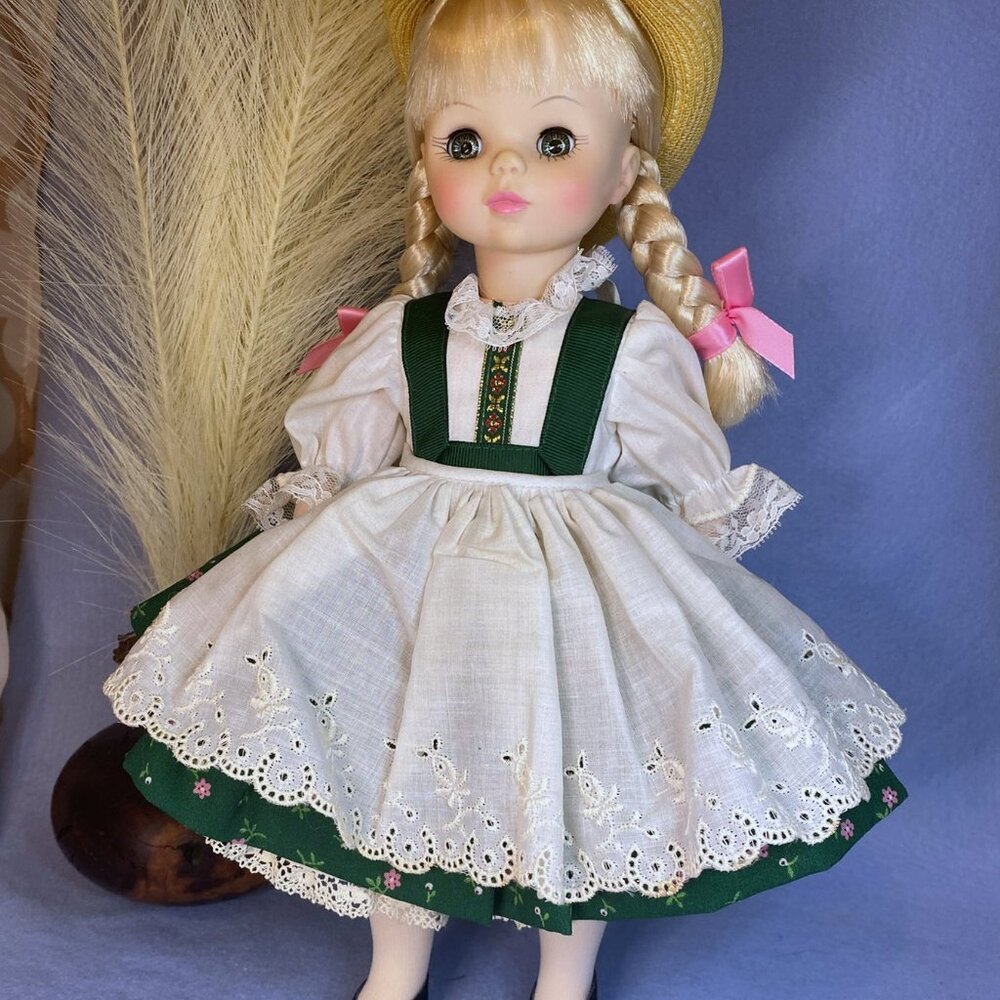 Pretty Vintage Madame Alexander 12” Doll #1580 Heidi Box Bottom & tag 1980s